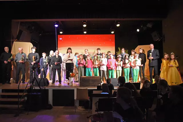 Geschafft: Nach der Premiere ließen sich die Mitwirkenden vom Publikum feiern. | Foto: Sabine Büssert