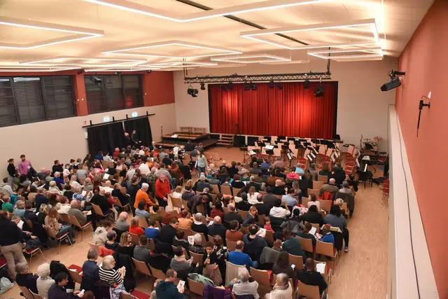 Lampenfieber hinter der Bühne, freudige Spannung vor der Bühne der „neuen” Lindelberg Kulturhalle | Foto: Sabine Büssert