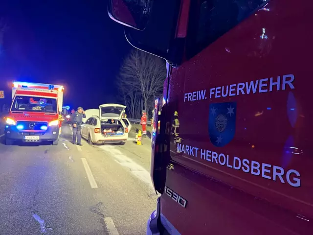 Der weiße Skoda blieb stark beschädigt liegen. | Foto: Feuerwehr Heroldsberg