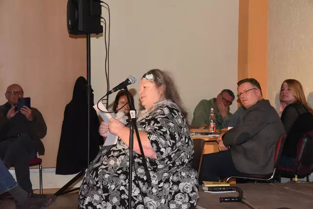 Angelika Bögl erinnerte an ehemalige Demonstranten gegen die Frankfurter Startbahn West. | Foto: Sabine Büssert