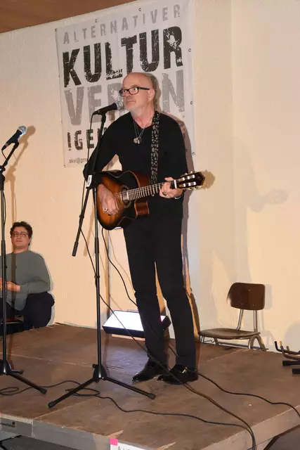 „Mr. ED“ Eric Damster eröffnete den Poetry Slam mit einem eigens komponierten Song | Foto: Sabine Büssert