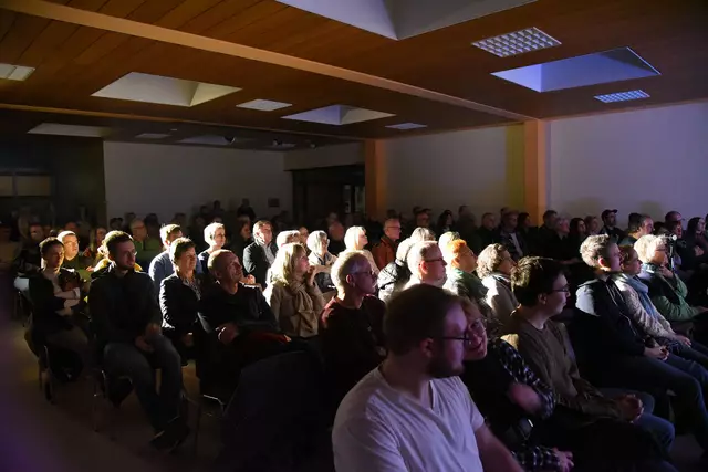 Aufmerksame Zuhörer und un Zuhörerinnen in der Aula der Igensdorfer Grundschule. | Foto: Sabine Büssert