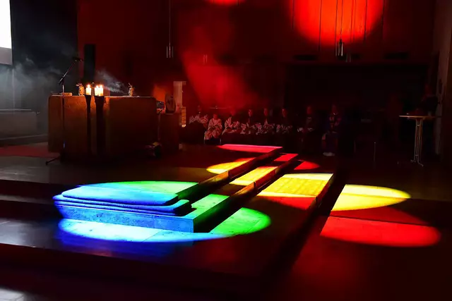 Prächtiges Farbenspiel der Lichtanlage zur Ehre Gottes. | Foto: Reinhard Feiler