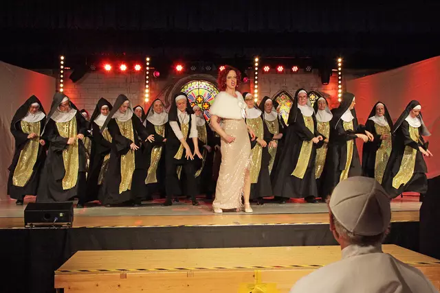 Der Nonnenchor, angeführt von Deloris, singt vor dem Papst. | Foto: Uwe Rahner