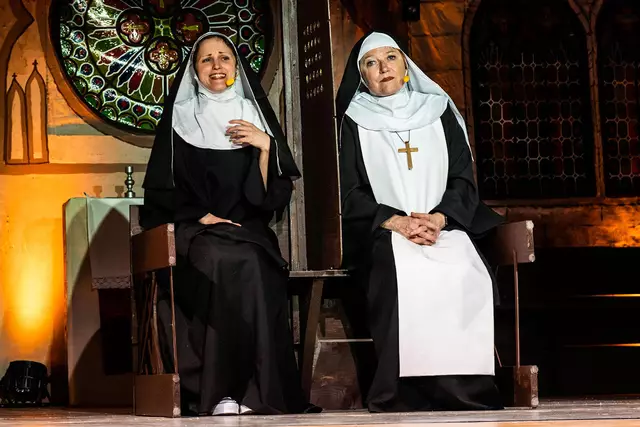 Deloris (Cornelia Lang) im Beichtstuhl mit der Mutter Oberin. | Foto: Wolfgang Stahl