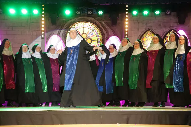 Die rappende Nonne Mary Lazarus (Anja Friedrich). | Foto: Uwe Rahner