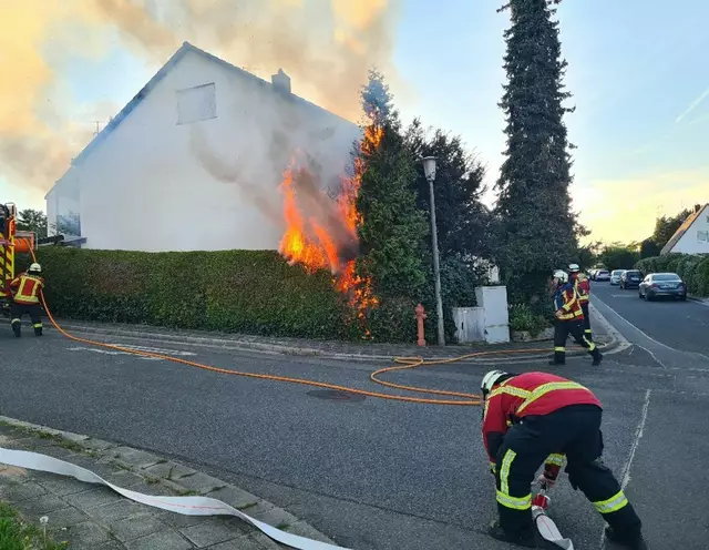 Beim Eintreffen der Feuerwehr-Einsatzkräfte stand die Gartenhütte bereits in Vollbrand. Die Flammen hatten bereits auf die angrenzende Hecke und einen Baum übergegriffen. | Foto: Feuerwehr Heroldsberg