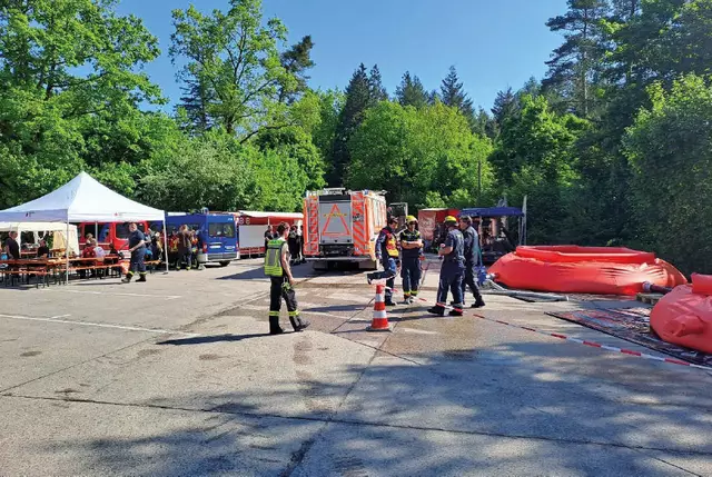 An der zentralen Zufahrt zum ehemaligen Truppenübungsplatz Tennenlohe haben die Einsatzkräfte eine Einsatzleitstelle vor Ort eingerichtet. | Foto: Sebastian Linstädt, BaySF