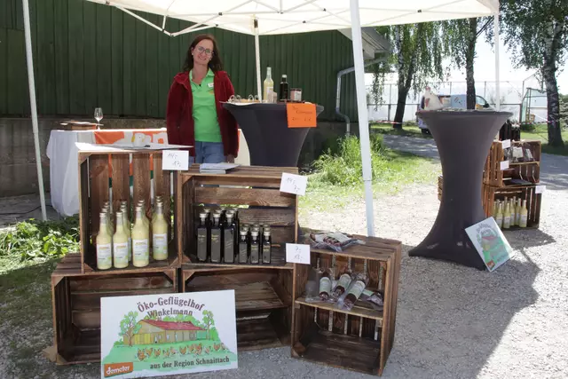 Simone Winkelmann vom Öko-Geflügelhof Winkelmann in Götzlesberg (Markt Schnaittach) hatte unter anderem ihren handgerührten „Bio-Eiertraum” dabei. | Foto: Uwe Rahner