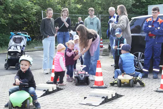 Am Samstagnachmittag zogen eine „Spielstraße“ und die Technik- und Fahrzeugschau rings um das Festgelände viele Kinder und Familien an. | Foto: Uwe Rahner