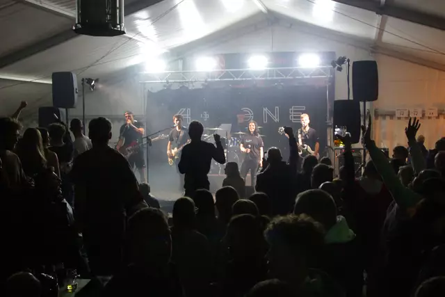 Am Freitagabend sorgten die Regionalmatadoren von 4+ONE im rappelvollen Festzelt für Stimmung. | Foto: Uwe Rahner