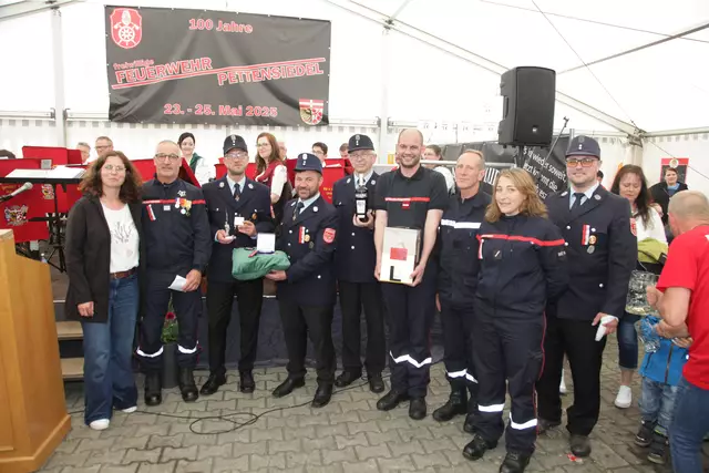Die „Pompiers” aus der französischen Partnergemeinde brachten Glückwünsche und Geschenke mit… | Foto: Uwe Rahner