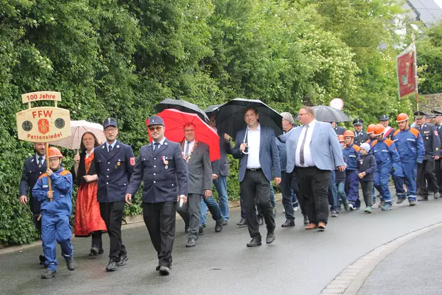 Landrat Dr. Hermann Ulm stellte mit Blick auf den Nieselregen beim Umzug fest: „Für eine Gemeinde, die Kirschen im Wappen trägt, ist ein bisschen Regen auch gut“. | Foto: Hella Ziefer