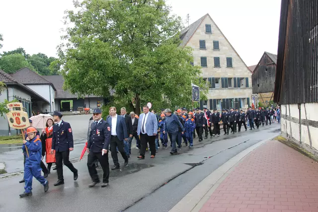 Im Laufe des Festzugs ließ der Regen nach, so dass man die komplette geplante Distanz absolvieren konnte. | Foto: Hella Ziefer