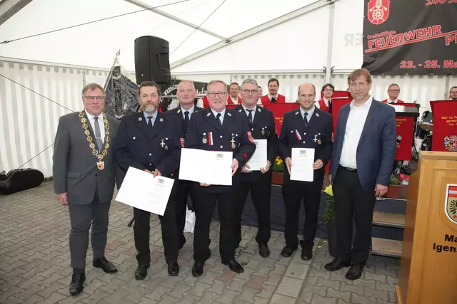 Ehrung verdienter Feuerwehrleute: Igensdorfs Bürgermeister Edmund Ulm, Wilfried Gebhardt (25 Jahre, Pettensiedel), Kreisbrandrat Oliver Flake, Rudi Hackl (40 Jahre, Igensdorf), Heinz Igel (40 Jahre, Pommer), Matthias Seitz (25 Jahre, Pommer) und Landrat Dr. Hermann Ulm (von links).  | Foto: Uwe Rahner