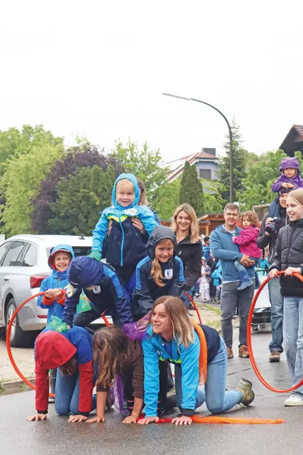 Einlagen der Turnkinder des ASV Pettensiedel mit ihrer Trainerin machten den Festzug zur unterhaltsamen Show. | Foto: Uwe Braendel