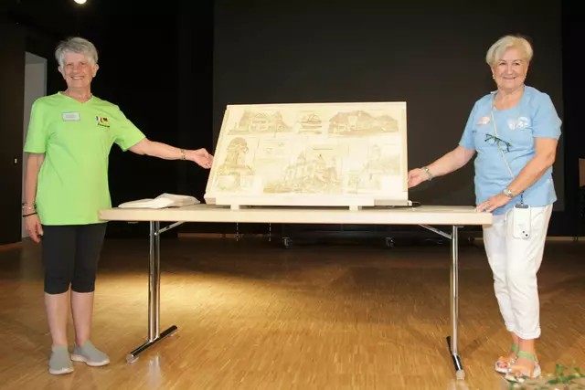 Micheline Raymond und Gabi Oost mit dem Holz-Puzzle, dass von der Lebenshilfe Forchheim in doppelter Ausführung erstellt wurde – eins für St. Martin la Plaine und eins für Igensdorf. | Foto: Uwe Rahner