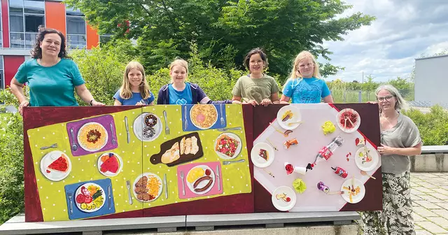 Beate Waschneck von der Kunstschule Eckental freut sich mit Leni Krauß, Elena Uhlenbrock, Isabel Calero Vacacela, Ronja Schulz, und Birte Maußner von der OGTS (v.li.) schon darauf, dass die Kunstwerke ab dem nächsten Schuljahr in der Mensa hängen werden. | Foto: Privat