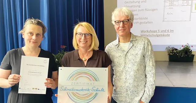 Die beiden Referentinnen Martina Husrieh und Sonja Bodendörfer nahmen mit Rektor Axel Gosoge die Auszeichnung entgegen. | Foto: Privat