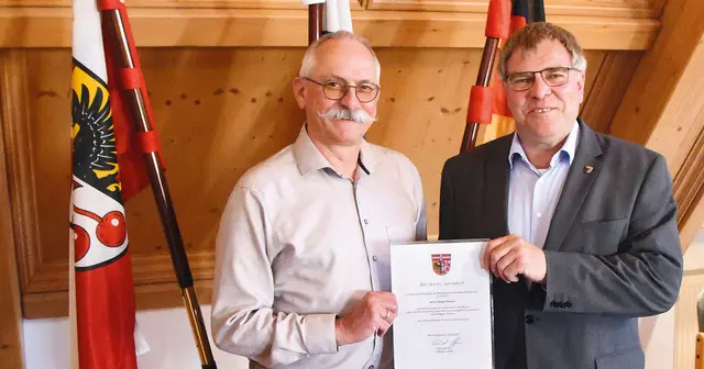 Jürgen Büssert wurde im Mai von Bürgermeister Edmund Ulm zum ehrenamtlichen IT-Lotsen ernannt. | Foto: Sabine Büssert