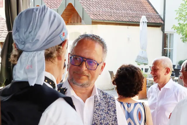 Angeregte Gespräche bei über 30 Grad im Schatten. | Foto: Andreas Unbehaun