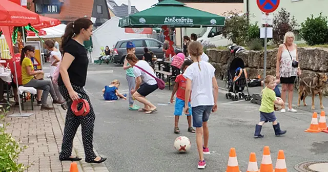 Viele Jahre fand das Dorffest Eckenhaid in der Eisenstraße statt, nun feiern alle gemeinsam am Feuerwehrhaus. | Foto: Privat