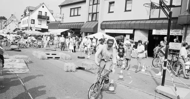 Die Aufnahmen aus dem wochenblatt-Archiv sind schwarzweiß, weil damals noch analog fotografiert wurde und die Schwarzweißfilme innerhalb weniger Stunden im wochenblatt-eigenen Labor entwickelt werden konnten. | Foto: Andreas Unbehaun