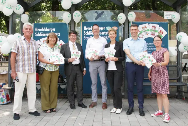 An der wochenblatt-Haltestelle 2022: Bürgermeister Jan König (Mitte) mit Kollegin Kollegin Giuliana Cova aus Predaia, MdB Stefan Müller, Gemeinderätin Anika Davidson (nach rechts) sowie die Landratstellvertreter Manfred Bachmaier und Gabriele Klaußner und Gemeinderat Jürgen Konietzka (nach links). | Foto: Uwe Rahner