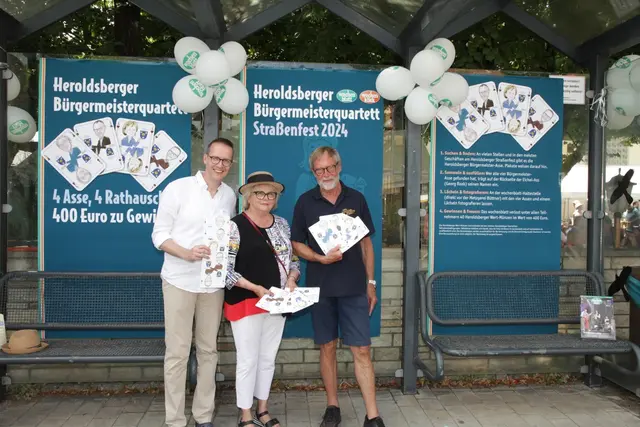 2024 beim „Bürgermeisterquartett”: Melitta Schön, Johannes Schalwig (rechts) und Jan König im Original mit den Künstler-Quartettkarten (Georg Raab war verhindert). | Foto: Uwe Rahner