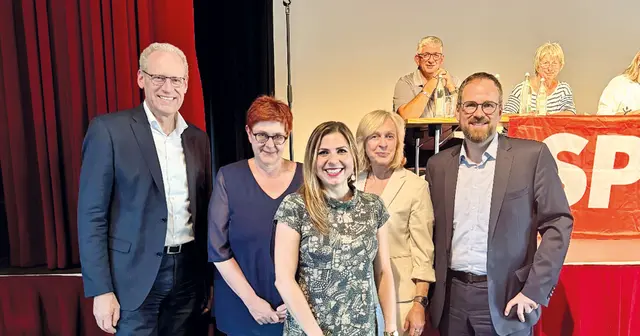 Nach erfolgreicher Nominierung: German Hacker, Eva Erhardt-Odörfer, Claudia Belzer, Astrid Kaiser, Forian Janik (v.li.) ( Hintergrund: Norbert Lamm und Claudia Engelhardt). | Foto: Privat