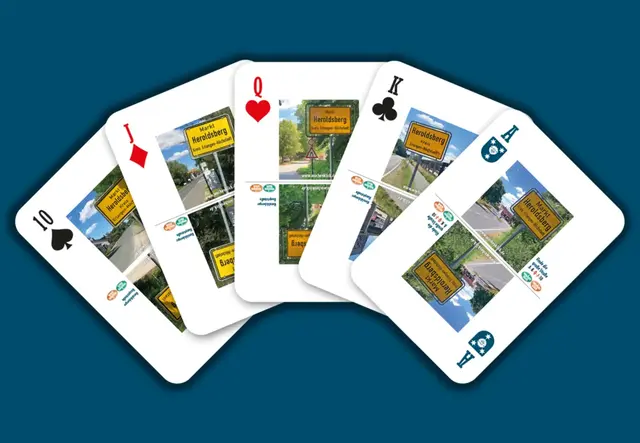 Straßenfest 2025: Die fünf Poker-Karten zeigen fünf verschiedene Heroldsberger Straßenschilder, die man beim Ankommen im Hauptort passiert.