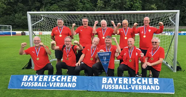 Die Freude ist groß! Wieder holten die Eckenhaider Walking Footballer den bayerischen Meistertitel nach Eckental. Dass die Männer Spaß an ihrem Sport haben, ist ihnen anzusehen. | Foto: Privat