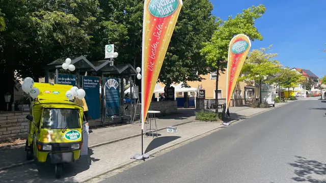 Gleich gehts los - wir sind bereit und freuen uns auf Euch. Jetzt werden nur noch die Karten verteilt - dieses Jahr gibts 5 Motive. Wer alle gesammelt hat kommt zu uns und wir machen ein Foto. Mit etwas Glück gibts auch noch was zu gewinnen. Bis dann… | Foto: Kilian