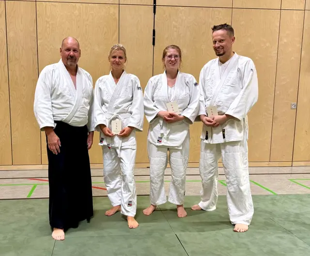Aikido-Meister Klaus Mayer freut sich mit seinen Prüflingen.