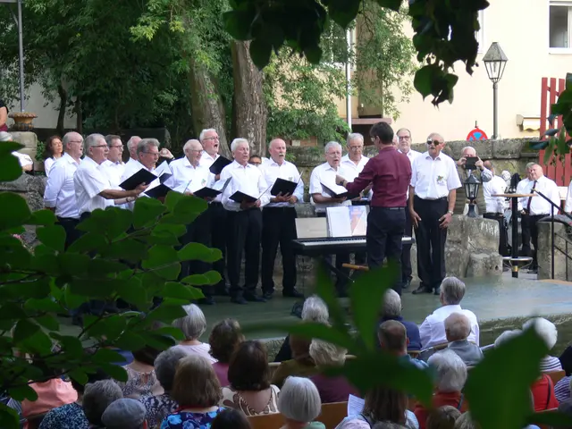 Das Sommerkonzert im Schlossgarten des Hallerschlosses, zum zweiten Mal ausgerichtet ist es sehr beliebt und hat schon eine gewisse Popularität im Kirschendorf erlangt und ist auf dem Weg zum „Klassiker“, die 48er unter Chorleiter Udo Reinhart legen sich mächtig ins Zeug. | Foto: Georg Heck
