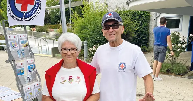 Gudrun Stigler (71) bekam das erste Totenkopf-Abzeichen. Armin Kierner vom Vorstand der Wasserwacht Heroldsberg freute sich mit ihr. | Foto: Werner Stimpfle