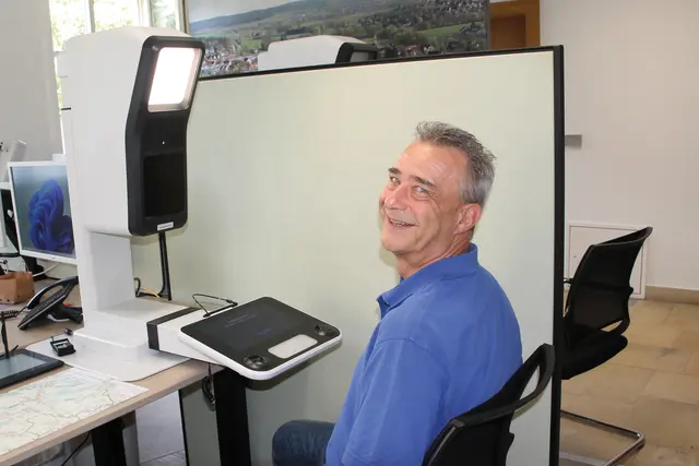 Der erste Nutzer vor der Kamera in Igensdorf: Uwe Rahner benötigte ein digitales biometrisches Passbild für Ausweis und Reisepass. | Foto: Hella Ziefer