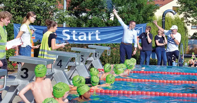 Bürgermeister Jan König durfte den Startschuss für den ersten Heroldsberger Schülertriathlon geben. Die Kinder warteten im Schwimmbecken schon gespannt und bereit für den Wettkampf. | Foto: Privat