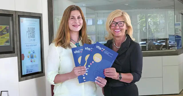 Die Erste Bürgermeisterin Ilse Dölle und die Leiterin der Volkshochschule Ekaterina Grimm stellen das neue VHS Programmheft vor. | Foto: Bettina Dennerlohr