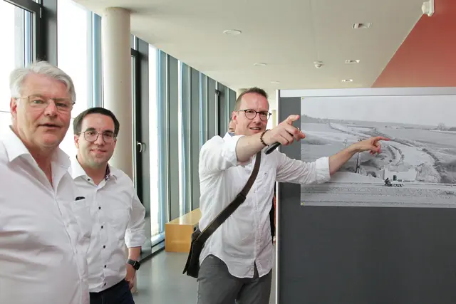 Der Bundestagsabgeordnete Dr. Konrad Körner ließ sich in der Ausstellung die Schwarzweißfotos aus dem wochenblatt-Archiv erläutern.