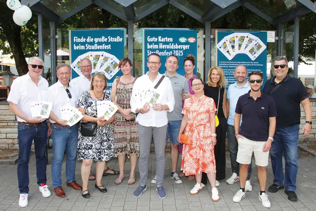 Gute Karten und gute Stimmung an der „wochenblatt-Haltestelle“: Bürgermeister Otto Klaußner aus Kalchreuth, Landrat Alexander Tritthart, Werner Stell, stellv. Landrätin Gabi Klaußner, Stephanie König, Bürgermeister Jan ­König, Bürgermeister Dr. Dávid Fehérvári und Anna Gippert aus Bóly, Dr. Anika Davidson, Jutta Hameyer-Volland, ­André Munker, Martin Brunel-Geuder und wochenblatt-Herausgeber Andreas Unbehaun (von links). | Foto: Uwe Rahner