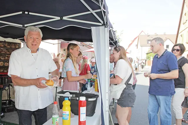 Wieder voll in Aktion: Jürgen Zitzmann, vor 30 Jahren einer der Initiatoren des örtlichen Gewerbeverbandes und des ersten Straßenfestes (links).