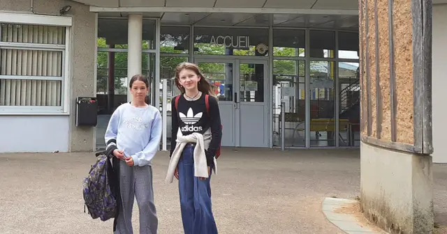 Anna mit ihrer Gastgeberin Laura vor der Schule. | Foto: Privat