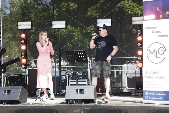 Musikalische Vielfalt prägt seit 30 Jahren das Straßenfest: Am Festplatz präsentierte Melanie Goodhearts „Talentbühne“ gute Stimmen.