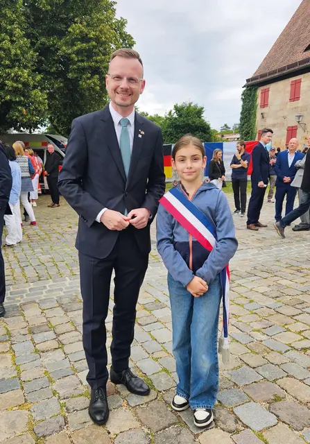 Bezirkstagspräsident Peter Daniel Forster mit der Jugendrats-Vertreterin von Eckentals Partnergemeinde Ambazac, Éloïse Breuil (9 Jahre). | Foto: Privat
