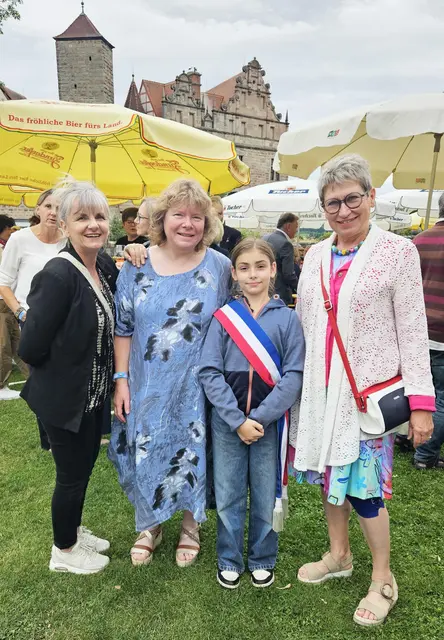 Nathalie Conan (1. Vorsitzende Partnerschaftskreis Eckental-Ambazac) mit ihrer Kollegin Marie-Annick Auzeméry (1. Vorsitzende Partnerschaftskomitee Ambazac–Eckental, Éloïse Breuil (9 Jahre, Jugendrats-Vertreterin von Ambazac) und Sylvie Feja (Partnerschaftsbeauftragte des Bezirks Mittelfranken, von links). | Foto: Privat