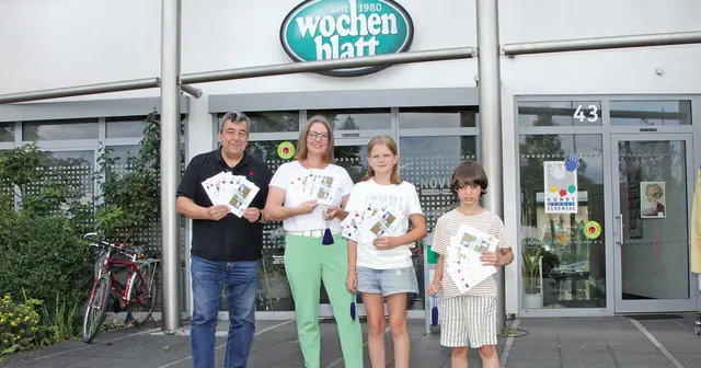 wochenblatt-Herausgeber Andreas Unbehaun überreichte die Heroldsberger Wertmünzen an die Hauptgewinner Melanie Bergrath, Frieda Tutein und Gian Copperi (von links). | Foto: Uwe Rahner