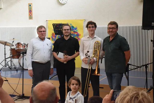Bürgermeister Edmund Ulm, Eike Tibes, Lukas Kranich und Dr. Norbert Reindl (von links) bei der Verleihung des Igensdorfer Musikpreises. | Foto: Sabine Büssert