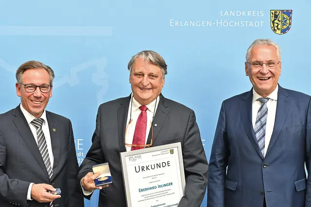 Altlandrat Eberhard Irlinger erhielt im Jahr 2022 das Ehrenzeichen des Landkreises Erlangen-Höchstadt. Damals gratulierten Landrat Alexander Tritthart (li.) und Innenminister Joachim Herrmann. | Foto: LRA ERH - Veronika Mack