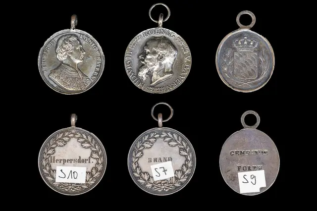Nicht alle Bürgermeistermedaillen der Eckentaler Ortschaften haben den Weg ins Archiv gefunden. Erhalten sind drei Medaillen der Gemeinden Unterschöllenbach, Herpersdorf und Benzendorf aus der Regierungszeit von König Ludwig II. (10. März 1864 bis 13. Juni 1886) und drei aus der Zeit König Ludwigs III. (5. November 1913 bis 7. November 1918). Sie stammen aus Büg, Unterschöllenbach und Brand. | Foto: Helmut Meyer zur Capellen